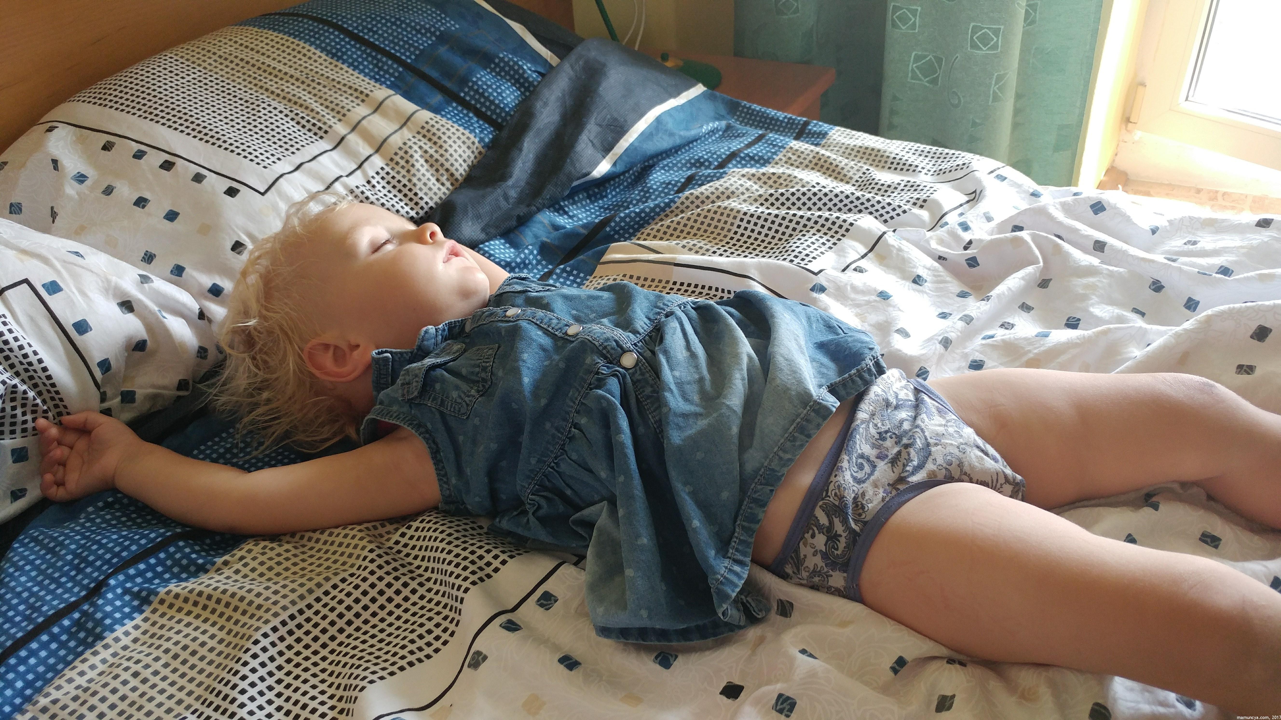 Спить у трусиках (1 рік і 4 місяці)