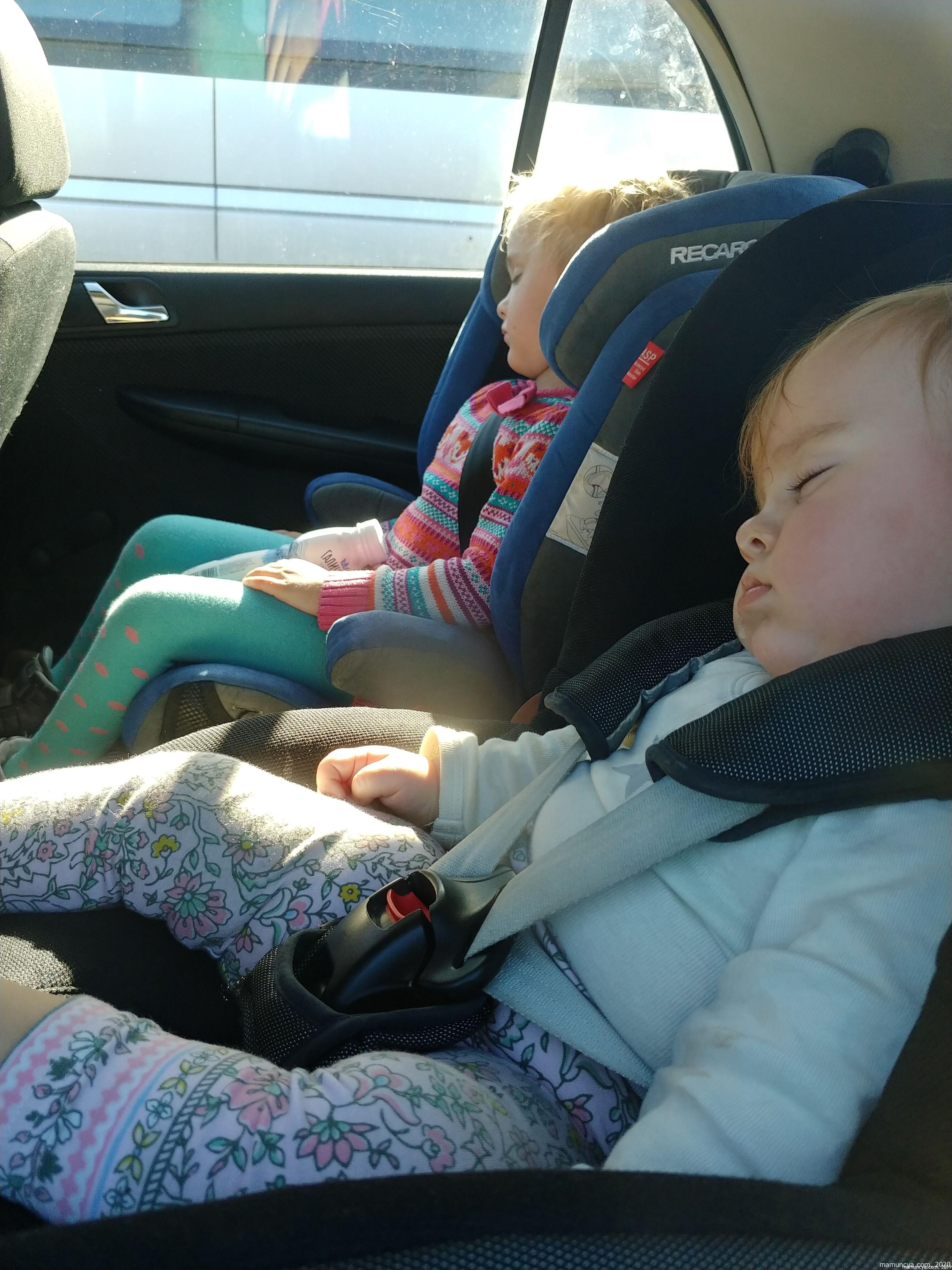 Діти сплять в автокріслах: Recaro Monza і Maxi Cosi Tobi